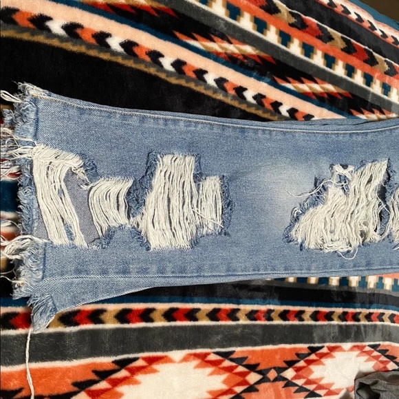 Women’s distressed - Picture 3 of 5